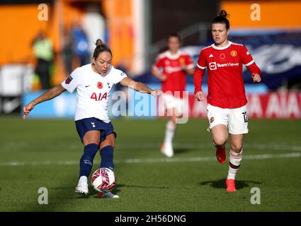 Kyah Simon von Tottenham Hotspur (links) und Hayley Ladd von Manchester United kämpfen während des Barclays FA Women's Super League-Spiels im Londoner Hive um den Ball. Bilddatum: Sonntag, 7. November 2021. Stockfoto