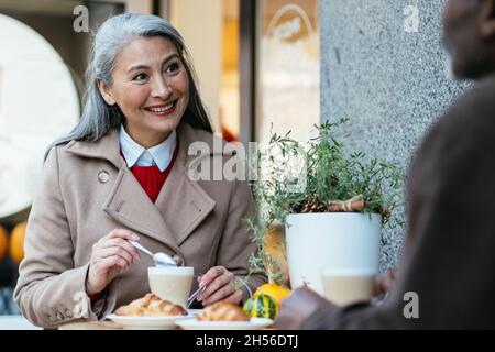 Erzähltes Bild eines verliebten multiethnischen Seniorenpaares Stockfoto