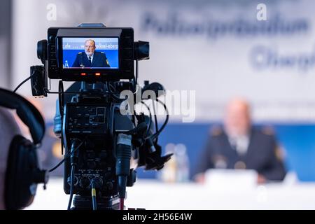 Neumarkt In Der Oberpflaz, Deutschland. November 2021. Norbert Zink, Polizeichef des Polizeipräsidiums Oberpfalz, spricht während einer Pressekonferenz über den Messerangriff auf Fahrgäste eines ICE-Zuges. Beim Messerangriff auf dem ICE Passau-Hamburg am Samstag, 6. November 2021, sind drei Personen schwer verletzt worden. Der mutmaßliche Täter, ein 27-jähriger Mann, wurde verhaftet. Die Ermittler betrachten den Angriff nicht als terroristischen Akt. Quelle: Daniel Karmann/dpa/Alamy Live News Stockfoto