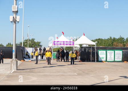 Houston, USA. November 2021. Der VIP-Eingang zum Astroworld Festival wird von Sicherheitskräften und der Polizei verhallt, nachdem Fans die Tore stürmten und den VIP-Eintrag 3 Stunden vor dem Beginn des Festivals in Houston, TX, am Freitag, den 5. November 2021, entrüttelten. Das Fest endete früh mit dem tragischen Tod von 8 Menschen am Freitagabend. Die Beamten haben den Rest des Festivals abgesagt. (Foto von Jennifer Lake/Sipa USA) Quelle: SIPA USA/Alamy Live News Stockfoto