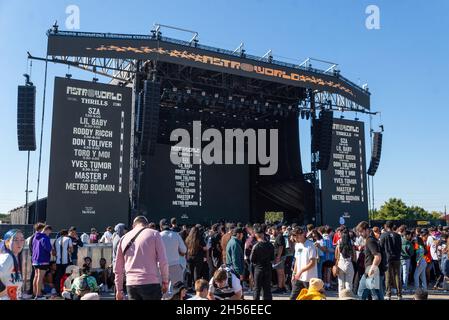 Houston, USA. November 2021. Fans treffen sich auf der „Thrills“-Bühne, wo der Großteil des Festivals am 5. November 2021 beim Astroworld Festival in Houston, TX, stattfand. Das Fest endete früh mit dem tragischen Tod von 8 Menschen am Freitagabend. Die Beamten haben den Rest des Festivals abgesagt. (Foto von Jennifer Lake/Sipa USA) Quelle: SIPA USA/Alamy Live News Stockfoto