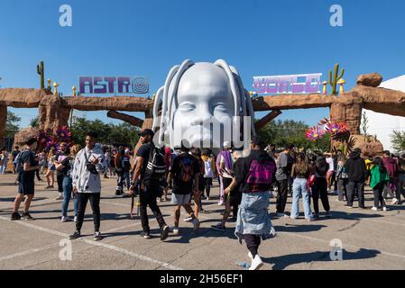 Houston, USA. November 2021. Fans, die am Freitag, den 5. November 2021, zum Eingang des Astroworld Festivals in Houston, TX, laufen. Das Fest endete früh mit dem tragischen Tod von 8 Menschen am Freitagabend. Die Beamten haben den Rest des Festivals abgesagt. (Foto von Jennifer Lake/Sipa USA) Quelle: SIPA USA/Alamy Live News Stockfoto