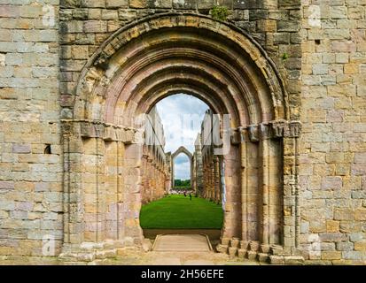 Die Ruinen der Fountains Abbey am Ufer des Flusses skell in North Yorkshire, England Stockfoto