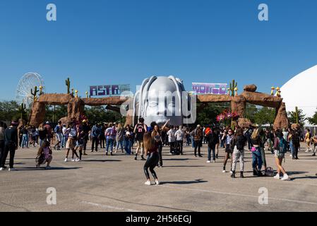 Houston, USA. November 2021. Fans posieren am Freitag, den 5. November 2021, vor dem Eingang zum Astroworld Festival in Houston, TX. Das Fest endete früh mit dem tragischen Tod von 8 Menschen am Freitagabend. Die Beamten haben den Rest des Festivals abgesagt. (Foto von Jennifer Lake/Sipa USA) Quelle: SIPA USA/Alamy Live News Stockfoto