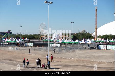 Houston, USA. November 2021. Der Eintritt zum Astroworld Festival in Houston, TX am Freitag, 5. November 2021. Das Fest endete früh mit dem tragischen Tod von 8 Menschen am Freitagabend. Die Beamten haben den Rest des Festivals abgesagt. (Foto von Jennifer Lake/Sipa USA) Quelle: SIPA USA/Alamy Live News Stockfoto