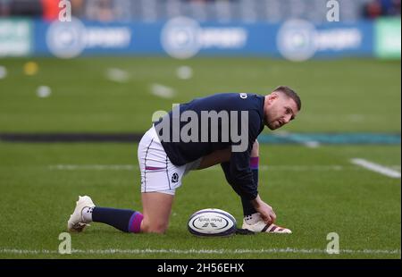 Edinburgh, Großbritannien. November 2021. Finn Russell aus Schottland wärmt sich vor dem Spiel der Autumn Nation Series im Murrayfield Stadium in Edinburgh auf. Bildnachweis sollte lauten: Neil Hanna/Sportimage Kredit: Sportimage/Alamy Live News Stockfoto