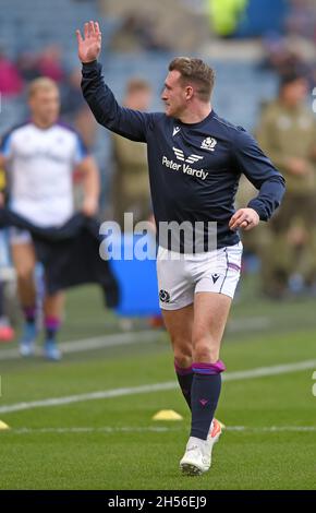 Edinburgh, Großbritannien. November 2021. Stuart Hogg aus Schottland winkt vor dem Spiel der Autumn Nation Series im Murrayfield Stadium, Edinburgh, den Fans zu. Bildnachweis sollte lauten: Neil Hanna/Sportimage Kredit: Sportimage/Alamy Live News Stockfoto