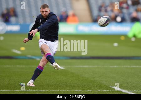 Edinburgh, Großbritannien. November 2021. Finn Russell aus Schottland wärmt sich vor dem Spiel der Autumn Nation Series im Murrayfield Stadium in Edinburgh auf. Bildnachweis sollte lauten: Neil Hanna/Sportimage Kredit: Sportimage/Alamy Live News Stockfoto