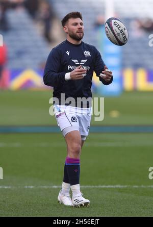 Edinburgh, Großbritannien. November 2021. Ali Price aus Schottland erwärmt sich vor dem Spiel der Autumn Nation Series im Murrayfield Stadium, Edinburgh. Bildnachweis sollte lauten: Neil Hanna/Sportimage Kredit: Sportimage/Alamy Live News Stockfoto