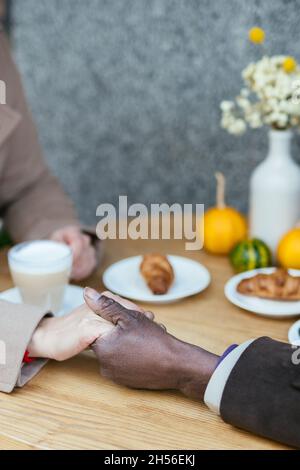 Erzähltes Bild eines verliebten multiethnischen Seniorenpaares Stockfoto