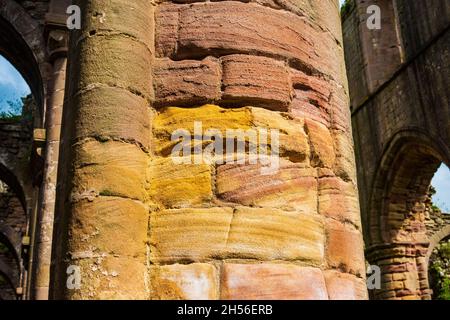 Die Ruinen der Fountains Abbey am Ufer des Flusses skell in North Yorkshire, England Stockfoto