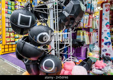 Replik-Masken aus der Netflix-Serie Squid Game im Verkauf, London, Großbritannien. Stockfoto