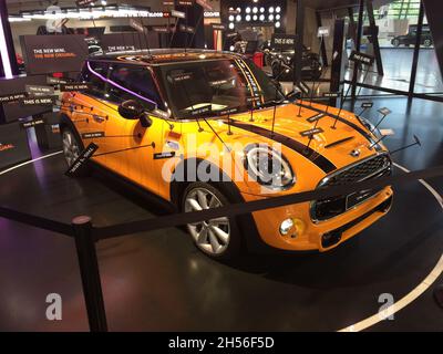 Mini Cooper, gelbes, schwarzes Dach, mit Stäben, die die Nachrichten anzeigen. - Welt - München, Deutschland - Juni 2014. Stockfoto