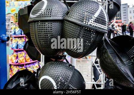 Replik-Masken aus der Netflix-Serie Squid Game im Verkauf, London, Großbritannien. Stockfoto