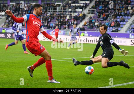 Aue, Deutschland. November 2021. Fußball: 2. Bundesliga, Erzgebirge Aue - 1. FC Heidenheim, Matchday 13, Erzgebirgsstadion. Aues Torhüter Martin Männel (r) rettet einen Schuss von Heidenheims Tim Kleindienst. Kredit: Robert Michael/dpa-Zentralbild/dpa - WICHTIGER HINWEIS: Gemäß den Bestimmungen der DFL Deutsche Fußball Liga und/oder des DFB Deutscher Fußball-Bund ist es untersagt, im Stadion und/oder vom Spiel aufgenommene Fotos in Form von Sequenzbildern und/oder videoähnlichen Fotoserien zu verwenden oder zu verwenden./dpa/Alamy Live News Stockfoto