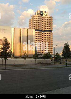 Der BMW Tower (deutsch: BMW-Vierzylinder, 'Vierzylinder BMW'; auch BMW Tower) ist eine der Hauptattraktionen Münchens. Stockfoto