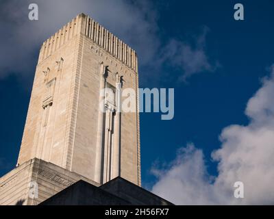 The Art déco Queensway Mersey Tunnel George's Dock Ventilation and Control Station, Pier Head, Liverpool. Aufgenommen an einem sonnigen Tag mit blauem Himmel Stockfoto