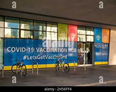 Der Impfpunkt Covid-19 am Pier Head, Liverpool, im Nordwesten Großbritanniens, wurde mit einem Cycle Lockup ausgestattet. Es erscheinen Bilder der Beatles. Stockfoto