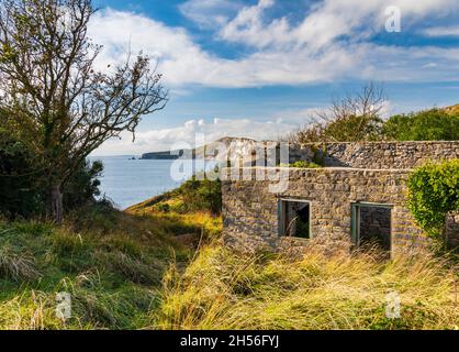 Verlassene Gebäude in Worbarrow Bay in der Nähe des verlassenen Dorfes Tyneham Stockfoto