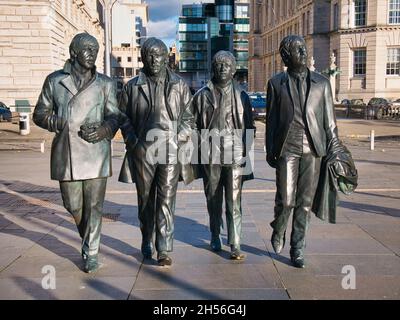 Eine ikonische Statue der Beatles in ihrer Heimatstadt Liverpool - am Pier Head am Ufer des Flusses Mersey. Von Andrew Edwards modelliert Stockfoto