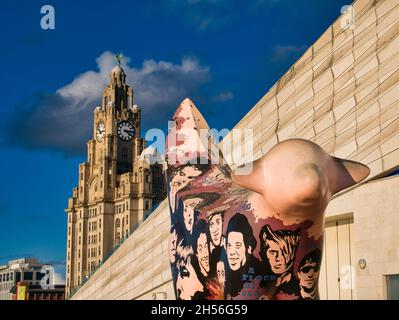 Eine SuperLambBanana-Statue vor dem Museum of Liverpool am Ufer des Flusses Mersey. Das Lebergebäude erscheint im Hintergrund Stockfoto