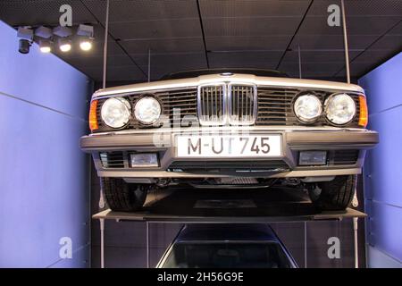 BMW : Vorderansicht von unten nach oben des Modells der 7-Serie, 70s, Details zum Scheinwerferwischer. BMW Museum. München - Deutschland - September 2013. Stockfoto