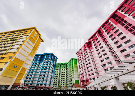 Singapur, 29. Dezember 2015: Das farbenfrohe Wahrzeichen des Rochor Center soll abgerissen werden, um 2016 Platz für neue Bauprojekte zu schaffen. Stockfoto