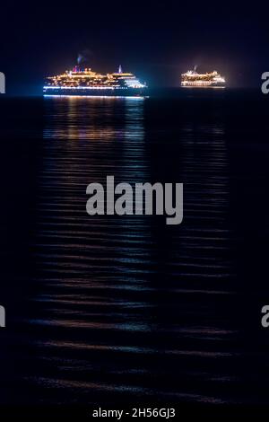 Während der Covid-Sperre werden in Weymouth Bay monatelang hell erleuchtete Kreuzfahrtschiffe vertäut Stockfoto