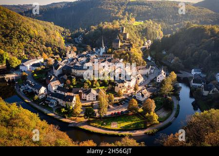 Luftaufnahme von Esch-sur-Sure, mittelalterliche Stadt in Luxemburg, dominiert von Schloss, Kanton Wiltz in Diekirch. Wälder des Upper-Sure Nature Park, mäander o Stockfoto