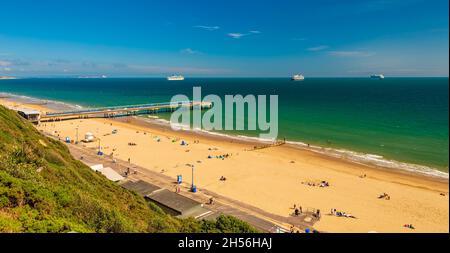 Während der Covid-Sperre vertäuten die Kreuzfahrtschiffe monatelang vor den Stränden und Piers von Bournemouth und Boscombe in der Poole Bay Stockfoto