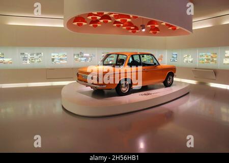 BMW 2002 TI, orange Farbe. Die BMW 02 Serie ist eine Serie von kompakten Executive Cars, die BMW zwischen 1966 und 1977 produziert hat. BMW Museum, München, Deutschland Stockfoto