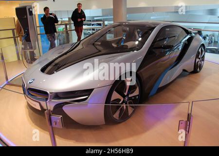 BMW i8: Vorderansicht. Ursprünglich als Vision EfficientDynamics veröffentlicht, ist es ein Prototyp-Hybrid-Auto. Es wurde 2014 in Europa eingeführt. Welt - München . Stockfoto