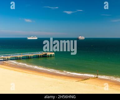 Während der Covid-Sperre vertäuten die Kreuzfahrtschiffe monatelang vor den Stränden und Piers von Bournemouth und Boscombe in der Poole Bay Stockfoto