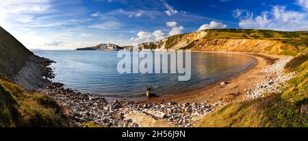 Mehrfarbiger Sand am Strand und Klippen an der Worbarrow Bay in der Nähe des verlassenen Dorfes Tyneham Stockfoto