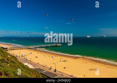 Während der Covid-Sperre vertäuten die Kreuzfahrtschiffe monatelang vor den Stränden und Piers von Bournemouth und Boscombe in der Poole Bay Stockfoto