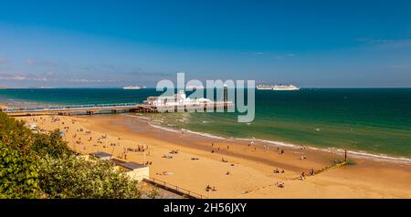 Während der Covid-Sperre vertäuten die Kreuzfahrtschiffe monatelang vor dem Bournemouth Beach und dem Pier in Poole Bay Stockfoto