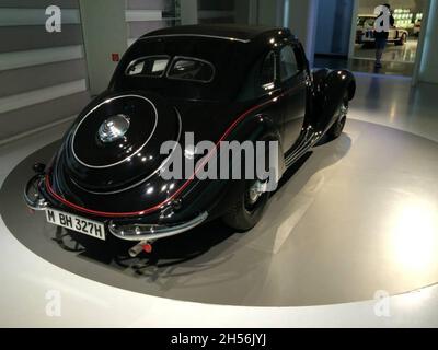 BMW 327/28: Rückansicht des Fahrzeugs, schwarz, Baujahr 1938, 2 Türen. BMW Museum: Welt - München - Deutschland. Stockfoto