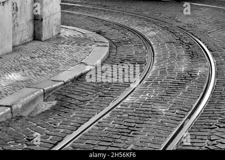 Straßenbahnschienen auf der Kopfsteinpflasterstraße in der Altstadt. Keine Personen Stockfoto