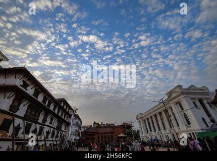 7. November 2021, Kathmandu, Bagmati, Nepal: Nepalesen gehen am 7. November 2021 bei Sonnenuntergang im Basantapur in Kathmandu, Nepal, um den Gaddi Baithak Palast herum. (Bild: © Sunil Sharma/ZUMA Press Wire) Stockfoto