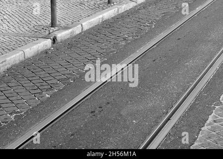 Straßenbahnschienen auf der Kopfsteinpflasterstraße in der Altstadt. Keine Personen Stockfoto