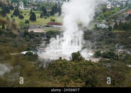 Whakarewarewa Geysir bei Te Pui Thermalpark in geothermische Tal von Rotorua, Neuseeland Stockfoto