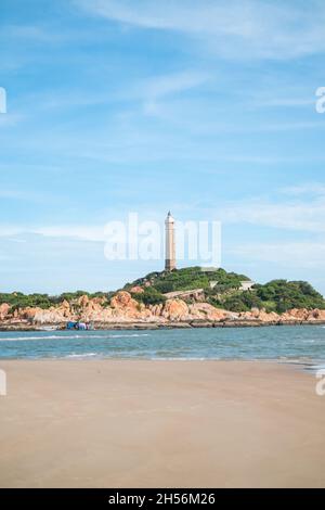 Landschaftlich schöner Blick auf den Leuchtturm an der schönen Küste mit großen Steinen. Die Schönheit der Natur. Erstaunliche Orte in der Welt. bucht mit kristallklarem Wasser Stockfoto