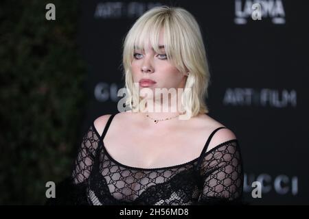 LOS ANGELES, KALIFORNIEN, USA - 06. NOVEMBER: Die Sängerin Billie Eilish im Gucci-Outfit kommt zur 10. Jährlichen LACMA Art + Film Gala 2021, die am 6. November 2021 im Los Angeles County Museum of Art in Los Angeles, Kalifornien, USA, stattfindet. (Foto von Xavier Collin/Image Press Agency) Stockfoto