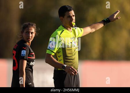 Mailand, Italien. November 2021. Die Schiedsrichterin Simone Gauzolino beim AC Milan gegen Empoli Ladies, Italienische Fußballserie A Frauenspiel in Mailand, Italien, November 07 2021 Quelle: Independent Photo Agency/Alamy Live News Stockfoto