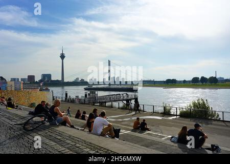 Rheinpromenade in Düsseldorf, Deutschland, mit dem beliebten Touristenort Rheintreppe (Rheinterrassentreppe). Stockfoto