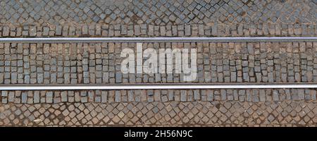 Straßenbahnschienen auf der Kopfsteinpflasterstraße in der Altstadt. Keine Personen Stockfoto