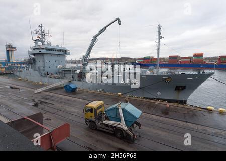 Das deutsche Nachschubschiff Typ 404 der Elbe-Klasse A515 Main der Deutschen Marine (Deutsche Marine) erreichte den Hafen von Gdynia, Polen. 5. November 2021 © Wojcie Stockfoto