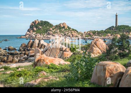 Landschaftlich schöner Blick auf den Leuchtturm an der schönen Küste mit großen Steinen. Die Schönheit der Natur. Erstaunliche Orte in der Welt. bucht mit kristallklarem Wasser Stockfoto