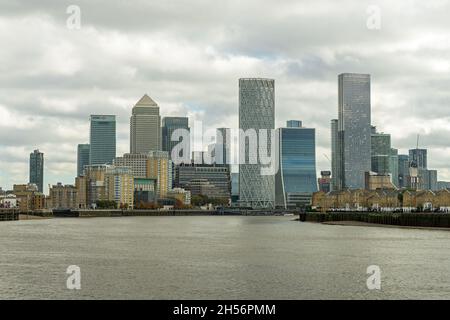 Die Skyline von Canary Wharf in den Londoner Docklands an einem bewölkten, bewölkten Tag, von der anderen Seite der Themse aus gesehen. London Stockfoto