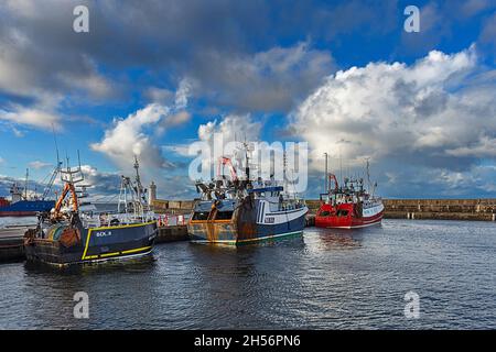 BUCKIE HARBOUR MORAY FIRTH SCOTLAND INNENHAFEN DREI VERANKERTE FISCHERBOOTE Stockfoto